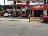 Fachada y Estacionamiento